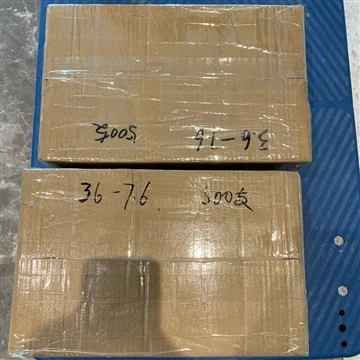 Zákazník 1500 kusov prispôsobených čaká na zásielku po mori v prístave Shenzh...